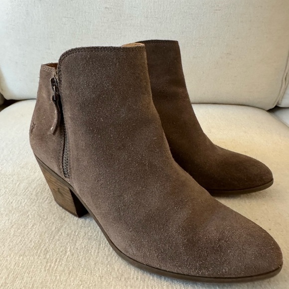 FRYE Women’s Judith Double Suede Zip Ankle Booties in Taupe, Size 8.5 - Picture 1 of 10